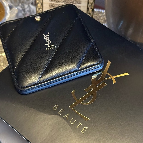 Yves Saint Laurent - Picture 5 of 10